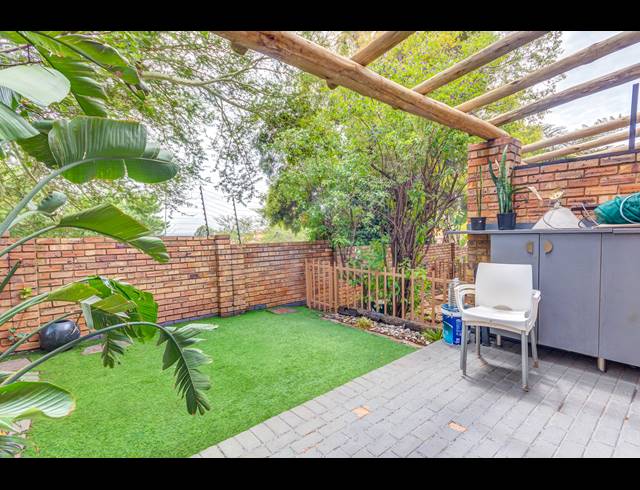2 BEDROOM TOWNHOUSE FOR SALE IN SUNDOWNER
